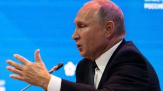 بوتن أشار في وقت سابق إلى المشتبه فيهما بتسميم سيرغي سكريبال بأنهما مدنيَيْن