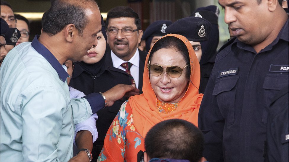 توجيه تهم غسيل أموال إلى زوجة رئيس الوزراء الماليزي السابق نجيب رزاق